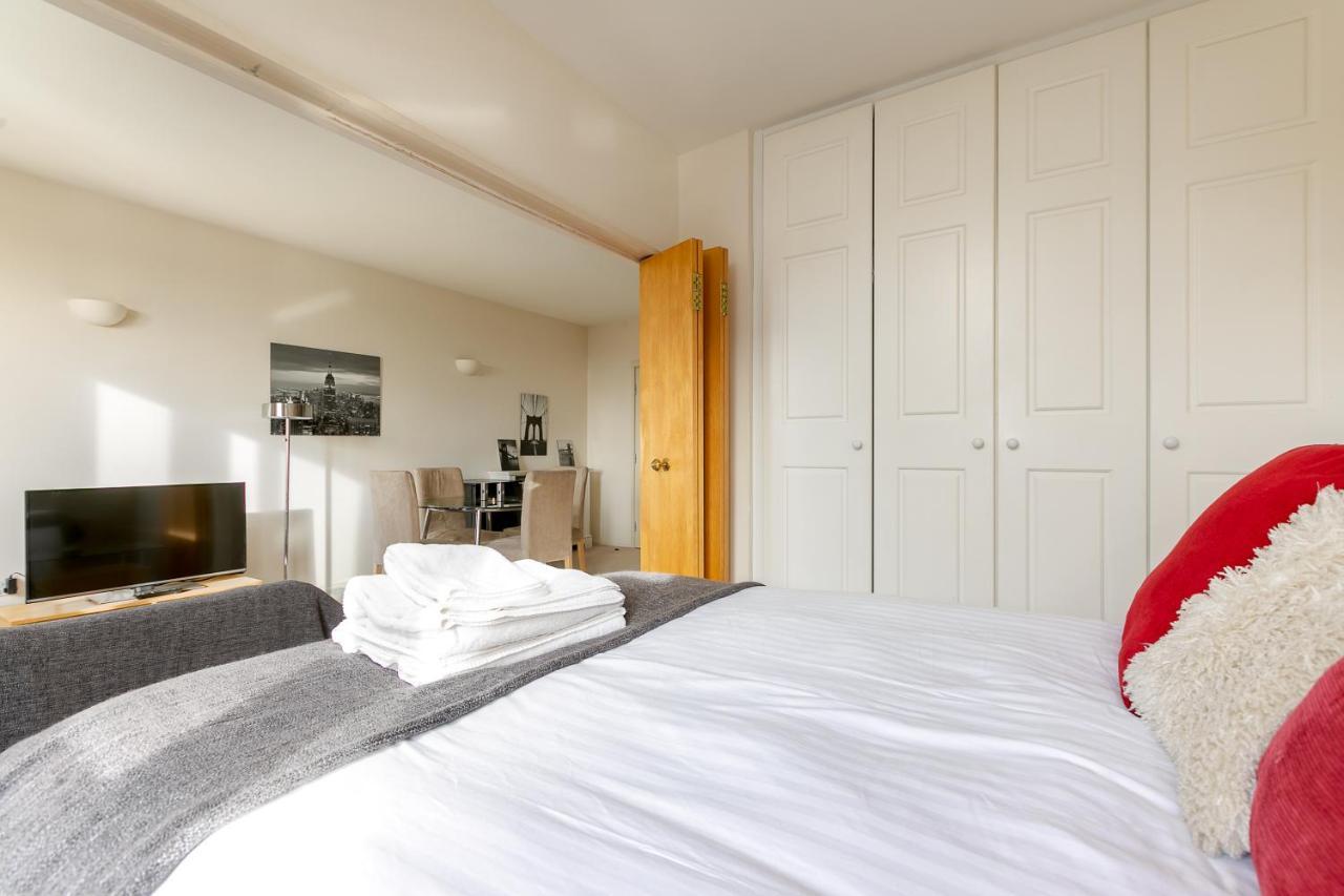 Point West Apartments 런던 외부 사진