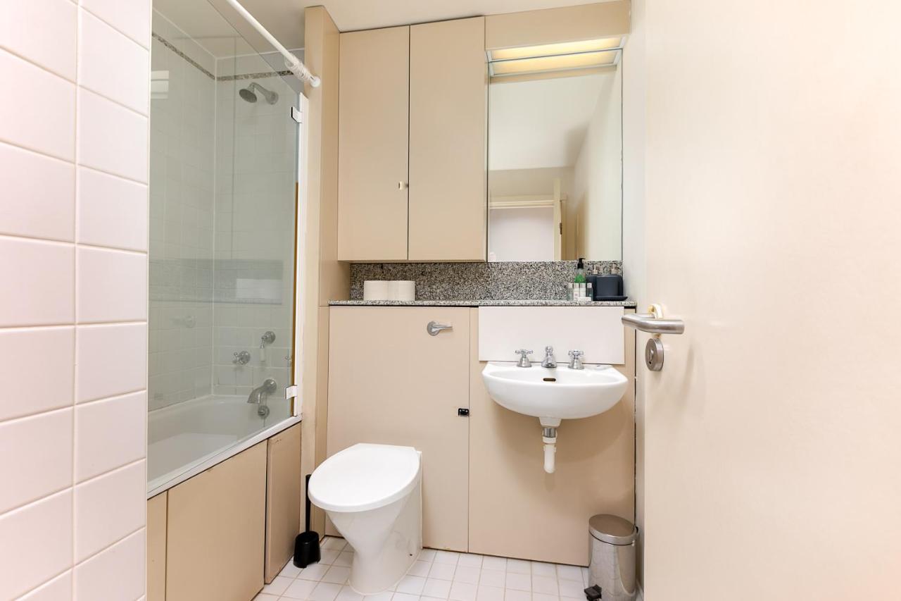 Point West Apartments 런던 외부 사진